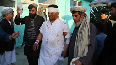 Một người đàn ông bị thương trong vụ Taliban tấn công rocket ở Ghazni vào cùng ngày Taliban tuyên bố rút khỏi Kunduz.